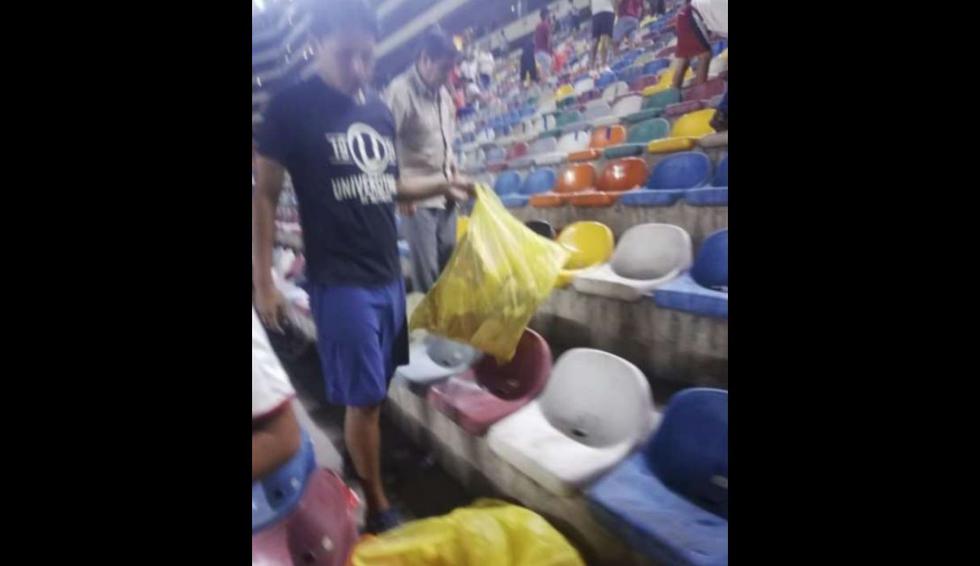 Los hinchas de Universitario de Deportes recogieron basura del Monumental, al estilo de los fanáticos orientales. (Captura: Facebook)
