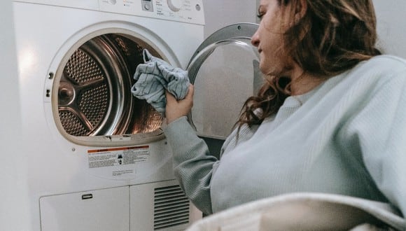 El truco de la lavadora para no planchar camisetas y camisas