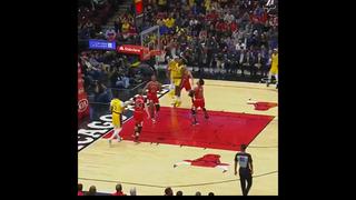 ¡Potente ‘martillazo’! LeBron James anotó tremenda canasta frente a los Chicago Bulls [VIDEO]