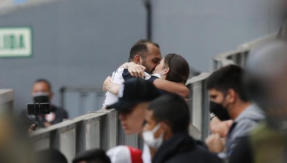 Hernán Barcos y el tierno beso con su esposa en las celebraciones de Alianza Lima. (Foto: Violeta Ayasta / @photo.gec)