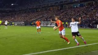 ¡Qué mala suerte! La mano de De Ligt que generó el gol de Kroos y el empate entre Alemania y Holanda
