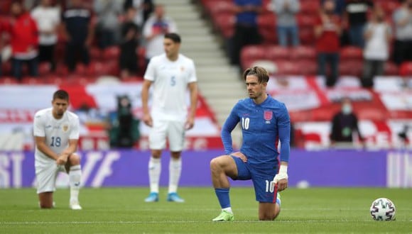 Inglaterra recibió muchas criticas por arrodillarse en sus últimos amistosos. (Foto: AP)