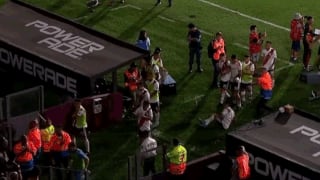 Dura agresión a Enzo Pérez: un botellazo dejó en el piso a jugador de River tras triunfo ante Lanús