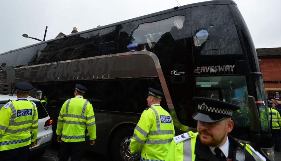 El bus que trasladaba al Manchester United fue atacado por hinchas del West Ham, previo al partido (Getty)