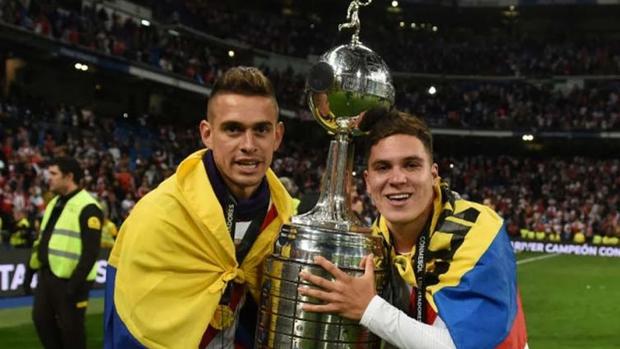 Rafael Santos Borré y Juan Fernando Quintero levantaron juntos la Copa Libertadores 2018 tras derrotar a Boca Juniors. (Foto: Getty Images)