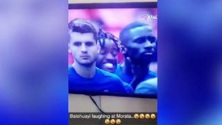 ¿Se ríeMichy Batshuayi tras el penal que falló Álvaro Morata ante Arsenal?
