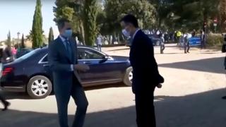 ¡En plena pandemia! Rey de España olvidó los protocolos sanitarios e intentó saludar con la mano en un acto público [VIDEO]