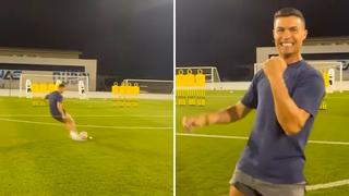 Cristiano Ronaldo anota de manera magistral un tiro libre durante sus vacaciones