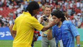 Maradona le dejó sentido mensaje a Ronaldinho por su retiro, pero con polémica hacia Pelé