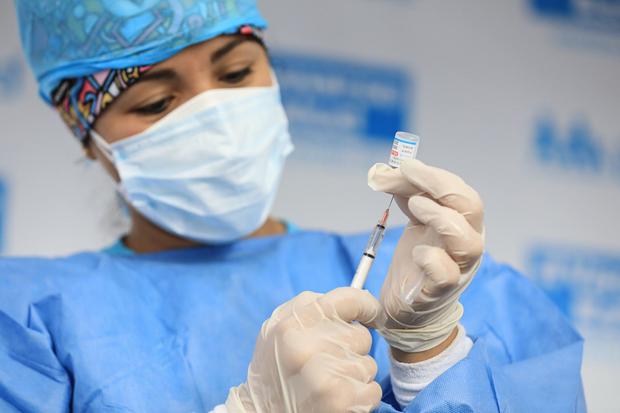 Una enfermera prepara una vacuna contra la COVID-19 (Foto: Andina)