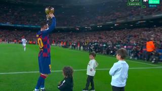 Hermoso momento: Messi ofreció su Balón de Oro al Camp Nou tras recibirlo de sus tres hijos y esposa