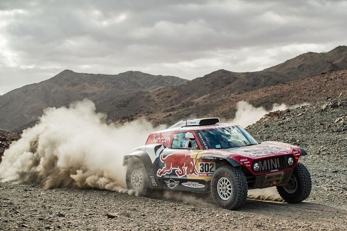 En este Dakar 2020, Stéphane Peterhansel maneja su camioneta junto a su copiloto el portugués Paulo Fiuza. (Foto: Rally Dakar 2020)