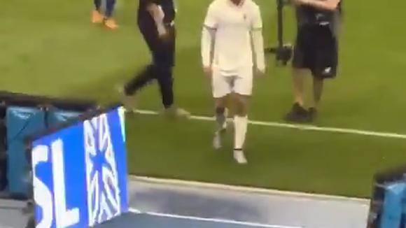 El feo gesto de Cristiano Ronaldo a los hinchas del Al-Hilal. (Twitter)