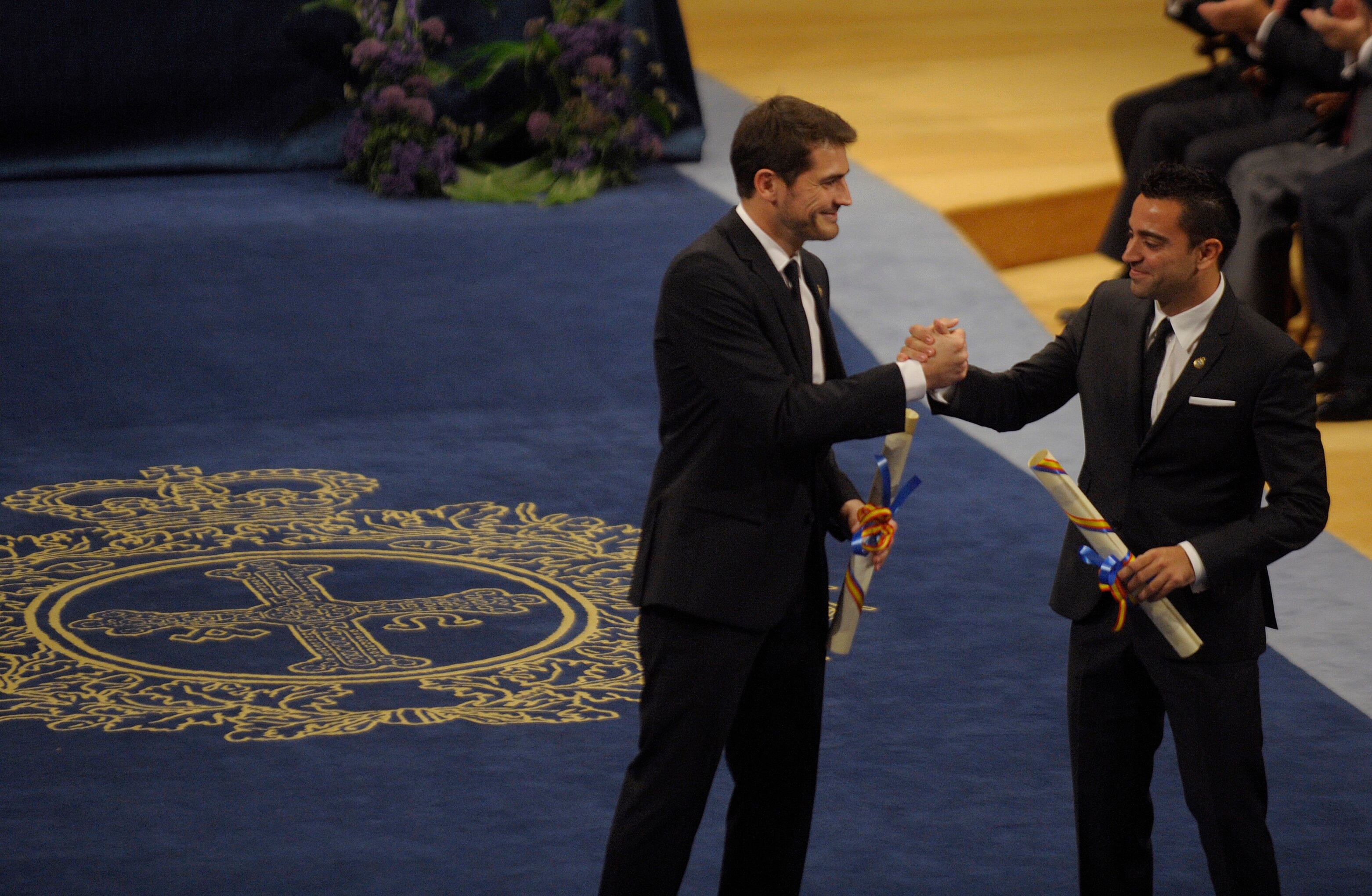 Casillas dialogó con sus excompañeros de la selección española en Twitter. (Foto: AFP)