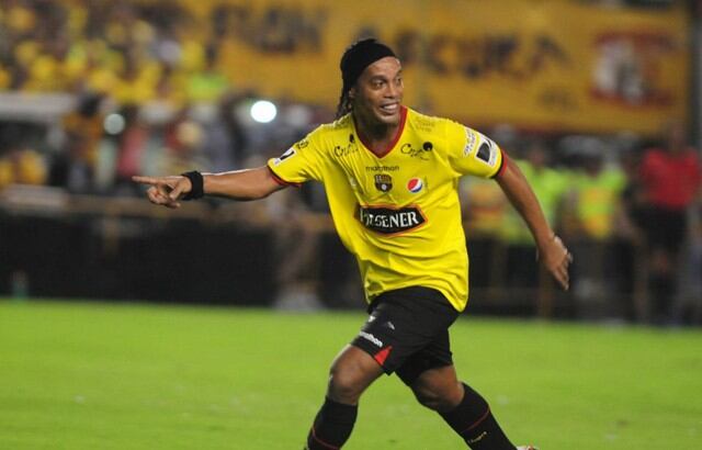 Ronaldinho se puso la 'Amarilla' en la presentación del 2016.
