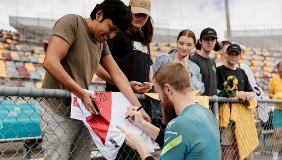 Andrew Redmayne firmó una camiseta de la selección peruana. (Foto: @Socceroos)