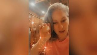 Una mujer ebria se vuelve viral tras demostrar cómo pelar un huevo cocido con la boca