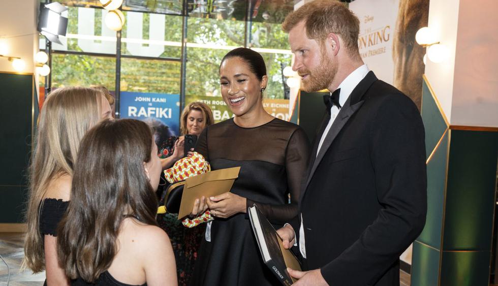 Este fue el protocolo que cumplieron los actores de "El Rey León" durante el avant premiere en Londres. (Foto: AFP)