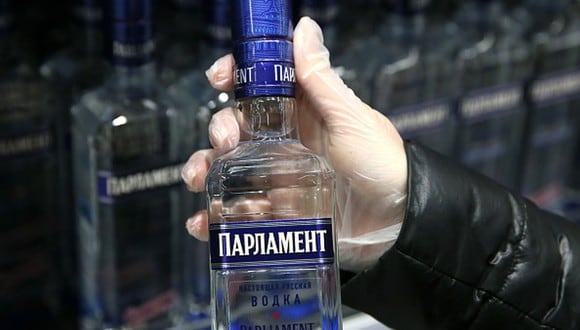 El alcoholismo se redujo más de 40% en Rusia en más de una década, pero el confinamiento podría revertir la situación. (Getty)