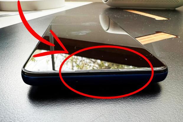¿Te habasas percatado de esta ranura que esti encima de la pantalla de tu Smartphone?  Aquí te diremos qué funcile-Komplex.  (Foto: Depor)