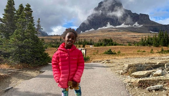 Naomi Pascal, entonces de cinco años, sosteniendo su osito de peluche en una caminata hacia Hidden Lake en el Parque Nacional Glacier, Montana, en octubre de 2020. (Foto: Ben Pascal)
