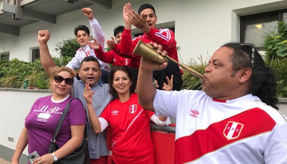Selección Peruana: hinchas no dejan de alentar a la bicolor afuera del hotel. (Foto: Daniel Apuy / Depor)