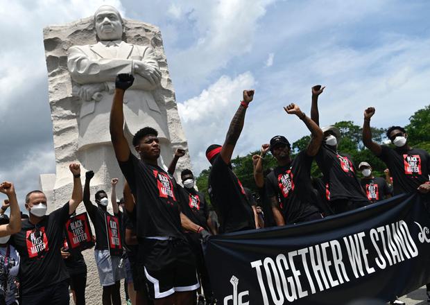 Personas reunidas en el Monumento a Martin Luther King, Jr. para conmemorar el 19 de junio en Washington, DC. (Foto: AFP).