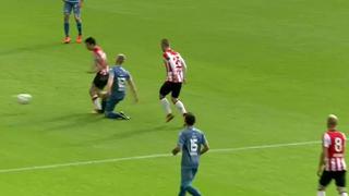 Criminal: Chucky Lozano dejó la cancha por terrible entrada en duelo del PSV [VIDEO]
