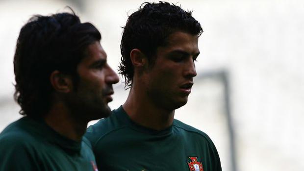 Cristiano Ronaldo y Luis figo compartieron vestuario en la selección de Portugal. (Foto: AFP)