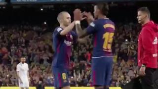 ¡Se cayó el Camp Nou! Iniesta salió de la cancha y todo el mundo se puso de pie para ovacionarlo [VIDEO]