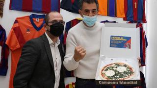 De no creer: candidato a la presidencia del Barcelona cambia firmas por pizzas para llegar al poder