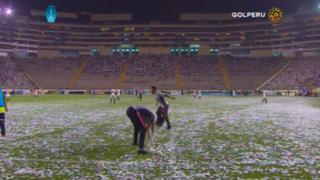 Clásico entre Universitario de Deportes y Alianza Lima se retrasó por exceso de papel picado en el área