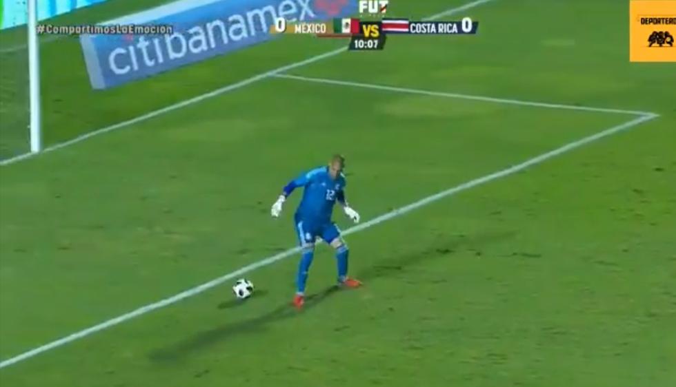 Gibrán Lajud fue el protagonista de un excéntrico 'blooper' en el partido de México vs Costa Rica en el Estadio de Nuevo León cuando corría el minuto 10. | Televisa