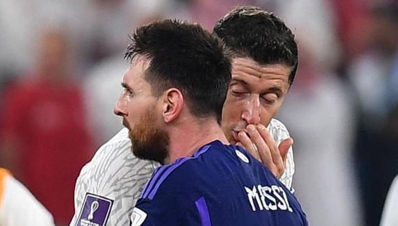 Lionel Messi y Lewandowski se cruzaron al final del Argentina-Polonia en Qatar 2022. (Foto: Reuters)