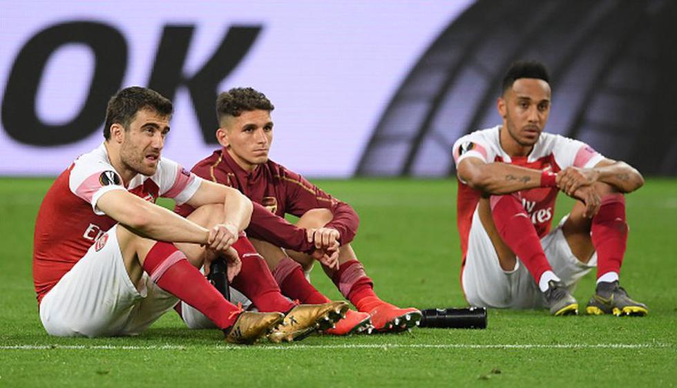 La desazón de los jugadores del Arsenal tras caer 4-1 en Bakú ante el Chelsea. (Getty)
