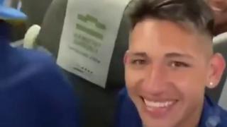 En pleno vuelo: Boca celebró en avión y azafata pide que no golpeen nada [VIDEO]