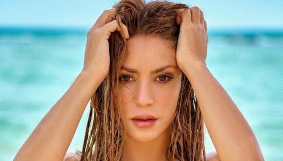 La cantante Shakira posando en una playa como parte de la producción de su nuevo disco "Las mujeres ya no lloran" (Foto: Shakira / Instagram)
