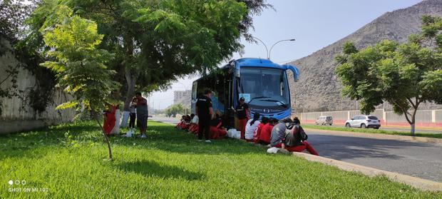 Jugadoras tuvieron que almorzar en la calle para luego hacer el viaje a Trujillo. (Foto: Atlético Trujillo)