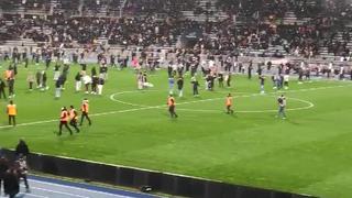 Insostenible: hinchas ingresaron al campo y armaron disturbios en el Lyon vs. París FC [VIDEO]