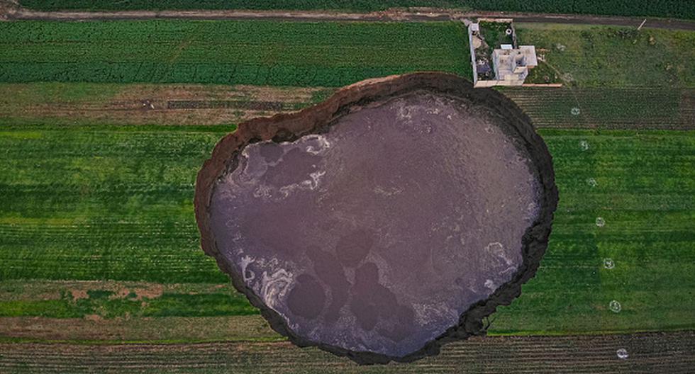Imagen muestra un gran cráter lleno de agua en Santa María Zacatepec, Puebla (Karlos Pin-Punk/Getty Images).
