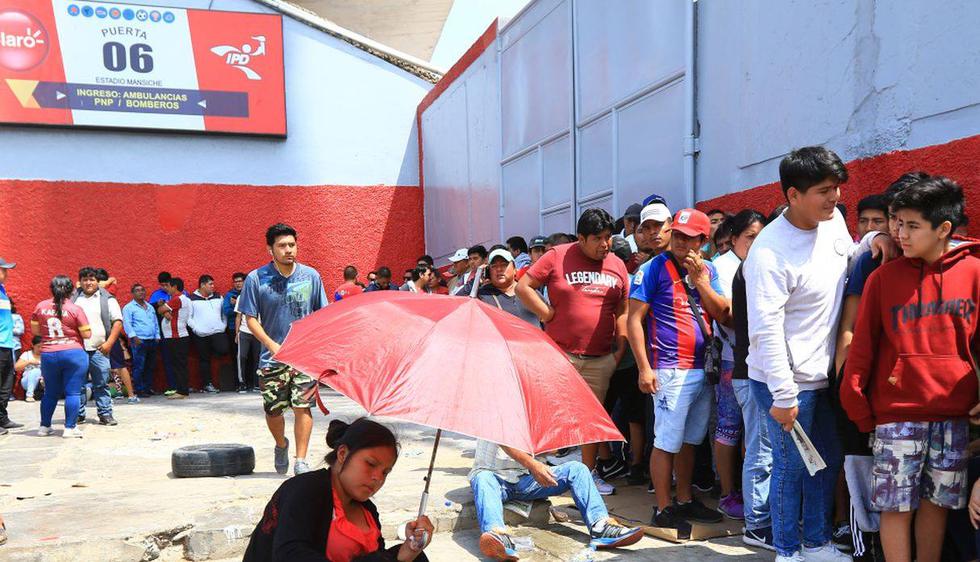 Largas colas se formaron para conseguir entradas para el choque entre Alianza Lima vs. César Vallejo en Trujillo. (Fotos: Celso Roldán)