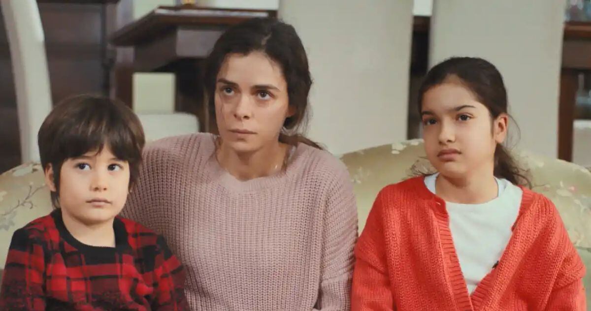 Nisan (Kübra Süzgün), Özge Özpirinçci (Bahar) y Doruk (Ali Semi Sefil) en una escena de "Mujer" (Foto: Med Yapim)
