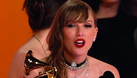 La película de Taylor Swift llegará a Disney Plus y revelará canciones inéditas que fueron excluidas de la versión de cine. Aquí una foto suya recibiendo su Premio Grammy (Foto: AFP)