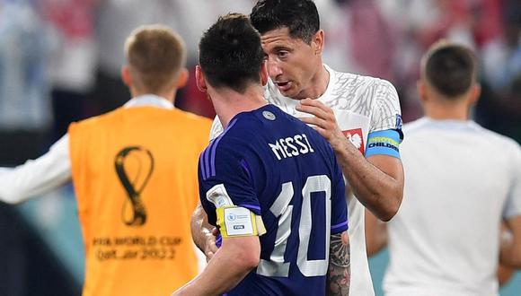 Lionel Messi y Lewandowski se cruzaron al final del Argentina-Polonia en Qatar 2022. (Foto: Reuters)