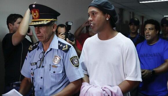 Ronaldinho compareció ante juez esposado, en Paraguay. (Twitter)