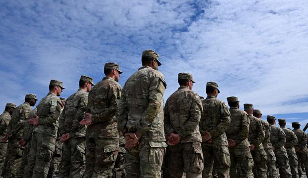Los soldados estadounidenses se ponen firmes en la base de entrenamiento militar del Ejército de los Estados Unidos en Grafenwoehr, en el sur de Alemania, el 13 de julio de 2022 (Foto: AFP)
