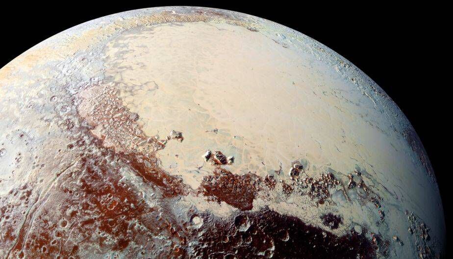 Otro de los grandes hitos de la NASA fue llegar hasta el extremo del Sistema Solar y explorar Plutón. Ahora la nave New Horizons sigue en ruta al Cinturón de Kuiper. (Foto: NASA)