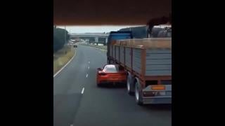 Atrevido es poco: maniobra mortal de Ferrari es viral tras pasar por debajo de un camión [VIDEO]