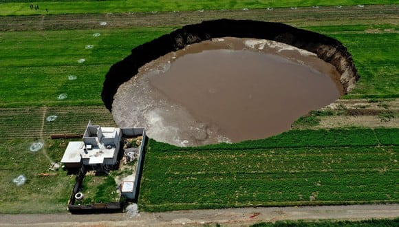 Vista aérea del socavón en un campo de cultivo en Santa María Zacatepec, estado de Puebla, México, el 1 de junio de 2021.
(JOSÉ CASTAÑARES / AFP).
