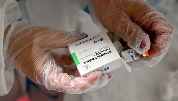 La vacuna de Sinopharm llegará al país el domingo en un vuelo de Air France. (Foto: AFP)